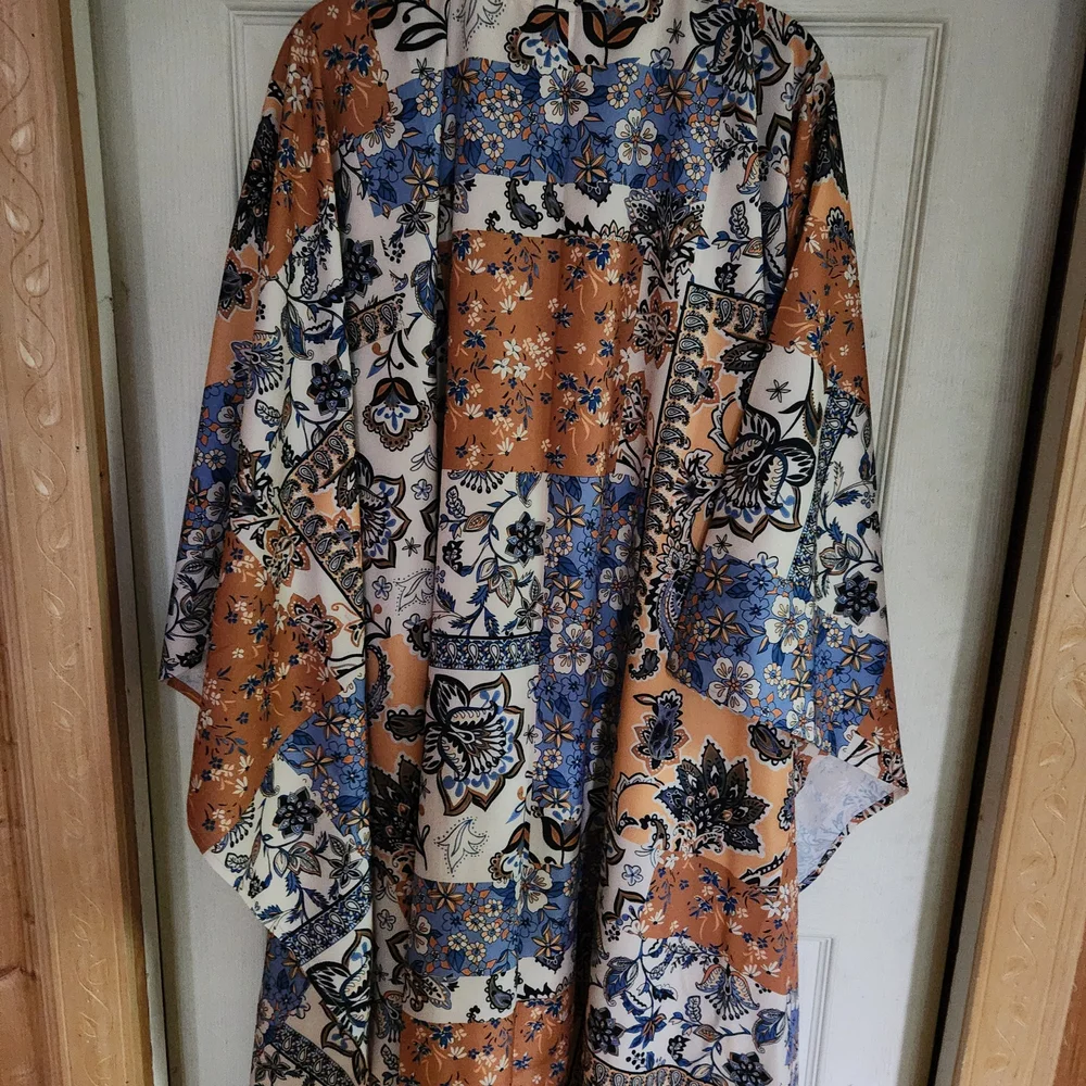 Floral Kimono with Orange and Blue Patterns - Picture 9 of 10